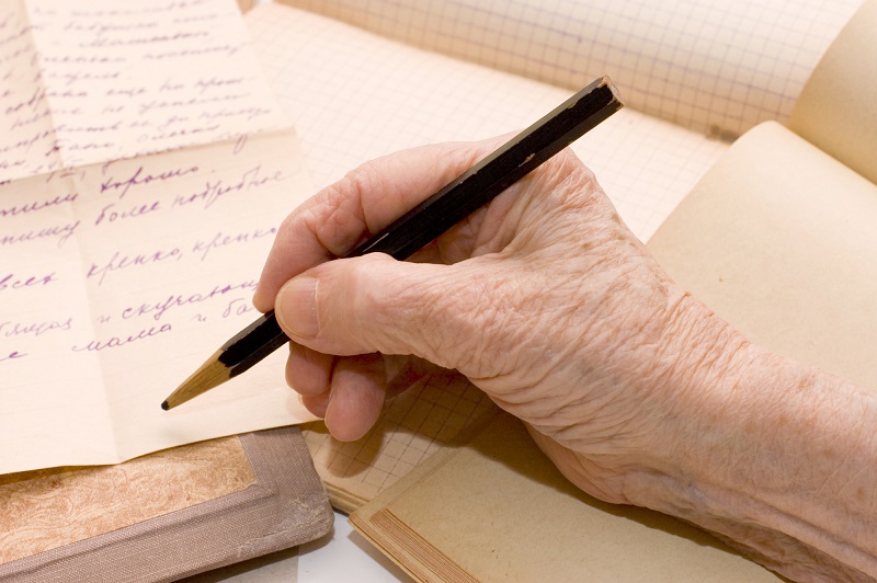 Обхитрим Альцгеймера: 7 внушительных причин, чтобы начать писать от руки каждый день. Опытный врач подсказал верный способ профилактики старческого слабоумия.