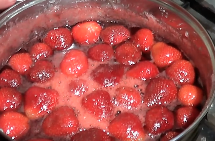 Варенье из клубники «5-минутка». 2 рецепта клубничного варенья с целыми ягодами
