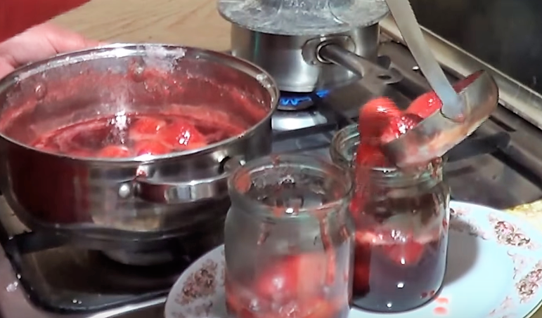 Варенье из клубники «5-минутка». 2 рецепта клубничного варенья с целыми ягодами