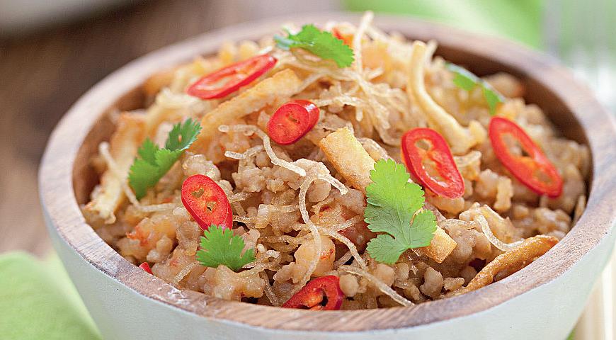 Хрустящая лапша со свининой, креветками и тофу